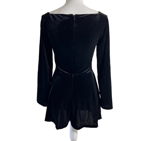 Aqua NEW Black Velour Romper Size Medium Flared Long Sleeves Shorts Cocktail - Picture 3 of 7